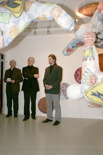 _MG_9353.JPG - Knstler Csaba Horovitz mit Landrat Thomas Habermann und Brgermeister Bruno Altrichter bei der Installation "Musik berwindet alle Grenzen".