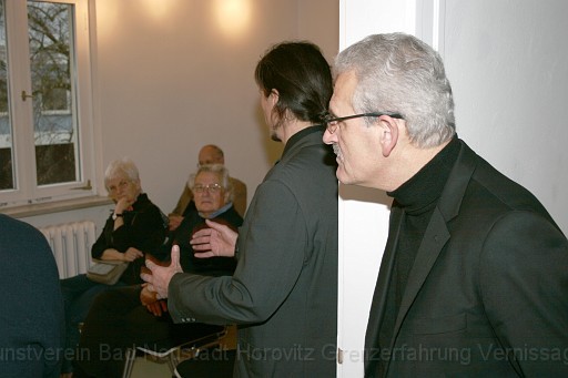 _MG_9360.JPG - Knstler Csaba Horovitz mit  Brgermeister Bruno Altrichter bei der Videoraum "Naturgrenzen"